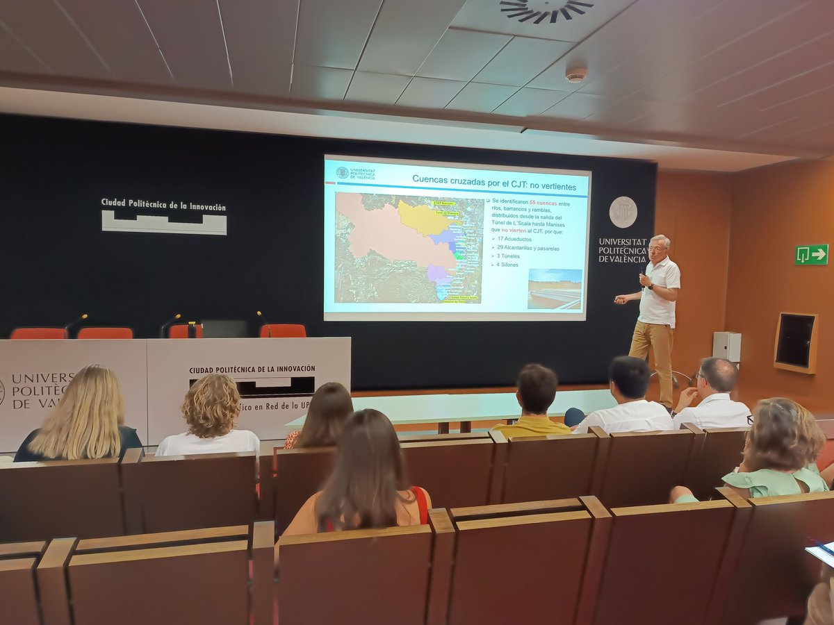 iiama_upv's tweet photo. 👨🏫 @ffrances64 nos cuenta en #JornadaSÀPIDES los trabajos para la #modelacion de vertidos y del @canaljucarturia realizados en el proyecto, así como las dificultades encontradas y algunos resultados del modelo. https://t.co/88113NsElO