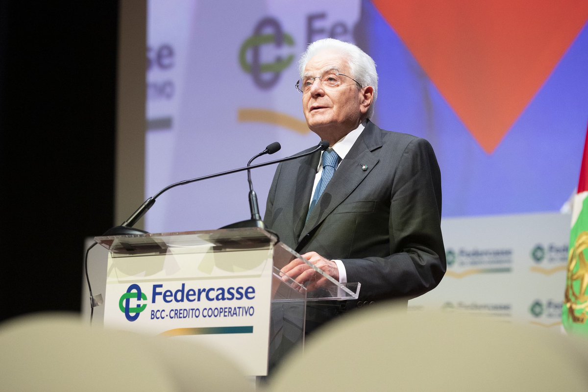 Quirinale's tweet photo. Il Presidente #Mattarella all’assemblea annuale di #Federcasse in occasione del 140° anniversario della costituzione della prima Cassa Rurale Italiana
Il video: https://t.co/I4wo8bPszW https://t.co/YeK1sDhUhW