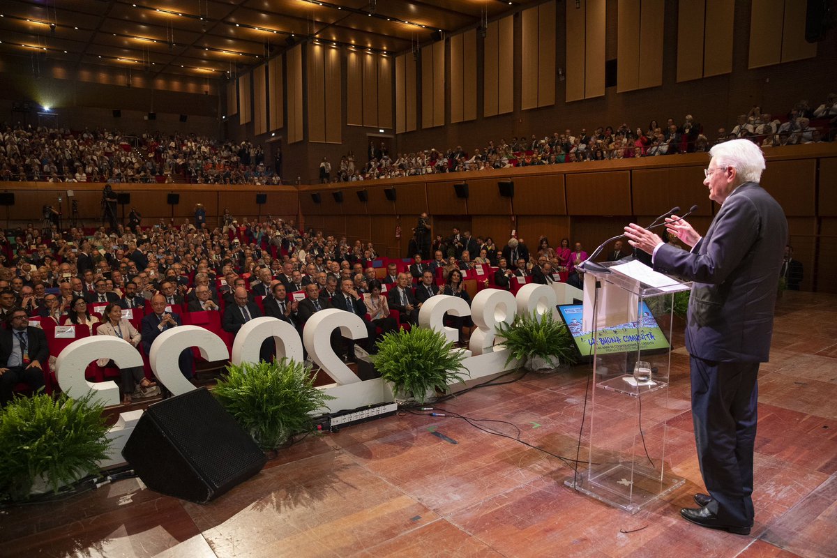 Quirinale's tweet photo. Il Presidente #Mattarella all’assemblea annuale di #Federcasse in occasione del 140° anniversario della costituzione della prima Cassa Rurale Italiana
Il video: https://t.co/I4wo8bPszW https://t.co/YeK1sDhUhW