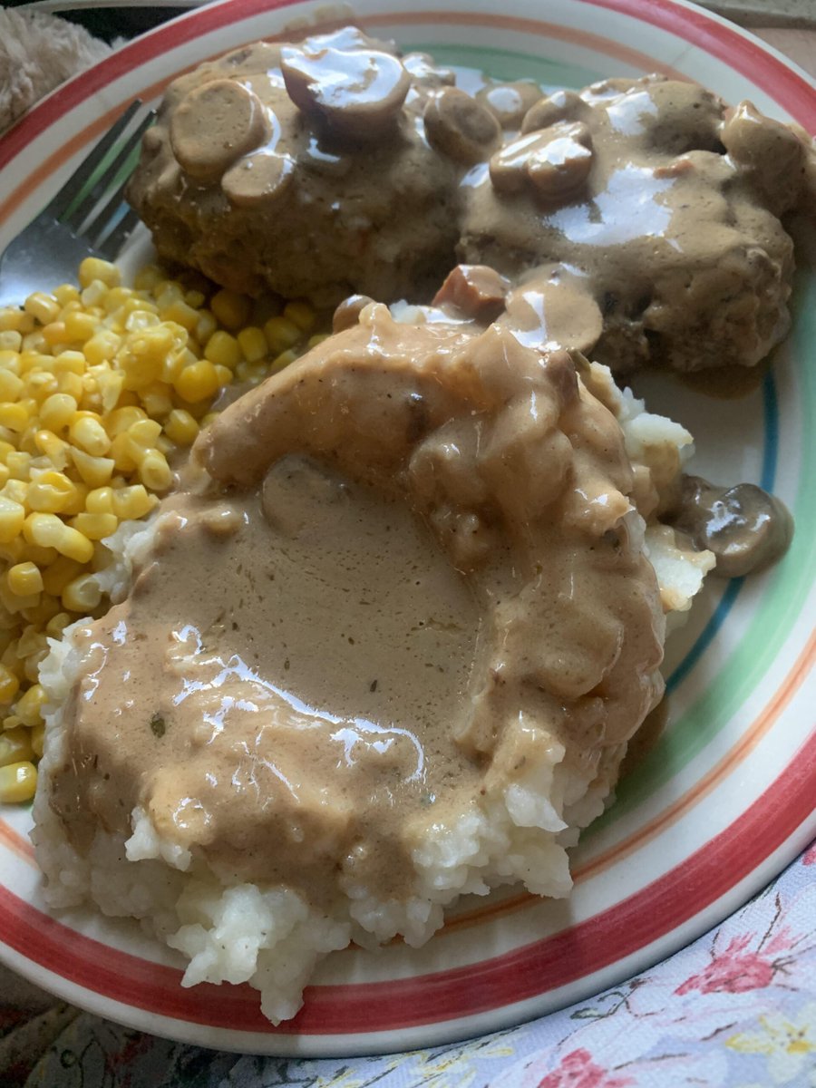 DiningCooking's tweet photo. Smothered hamburger steaks with sour cream mushroom gravy, potatoes & corn
https://t.co/PHVOIOBvje
#Dinner #DinnerTonight #Tonight #WhatIsForDinnerTonight https://t.co/CMkFz4Il8x