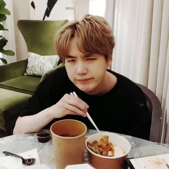 pkuptrucks's tweet photo. Everyone confused at this trending  #Chopstick_Me_Yoongi https://t.co/uGxLXw3I9e