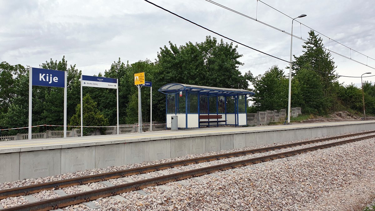PKP_PLK_SA's tweet photo. W #Kije i #Grochowiska na linii do #BuskoZdrój wygodnie wsiądziemy do pociągów. PLK SA budują nowoczesne perony w ramach Rządowego programu budowy lub modernizacji przystanków kolejowych na lata 2021-2025”. Podróżni skorzystają z nowych obiektów pod koniec tego roku. https://t.co/zhe2mspRgS