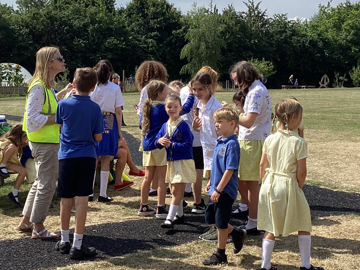 sissinghurstVA's tweet photo. Last playtime ever for Y6 #shirtsigning 😊❤️ https://t.co/giJp7zTxSv