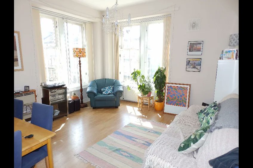 CastleResidenti's tweet photo. Check out lovely apartment in the heart of Finnieston! With two spacious bedrooms it is ideal for anymore who wants to enjoy all the amenities of the city centre and the west end! Be quick on this one folks as we can't imagine it'll be around for long! #GlasgowEstateAgents https://t.co/BxpF7OBfcy