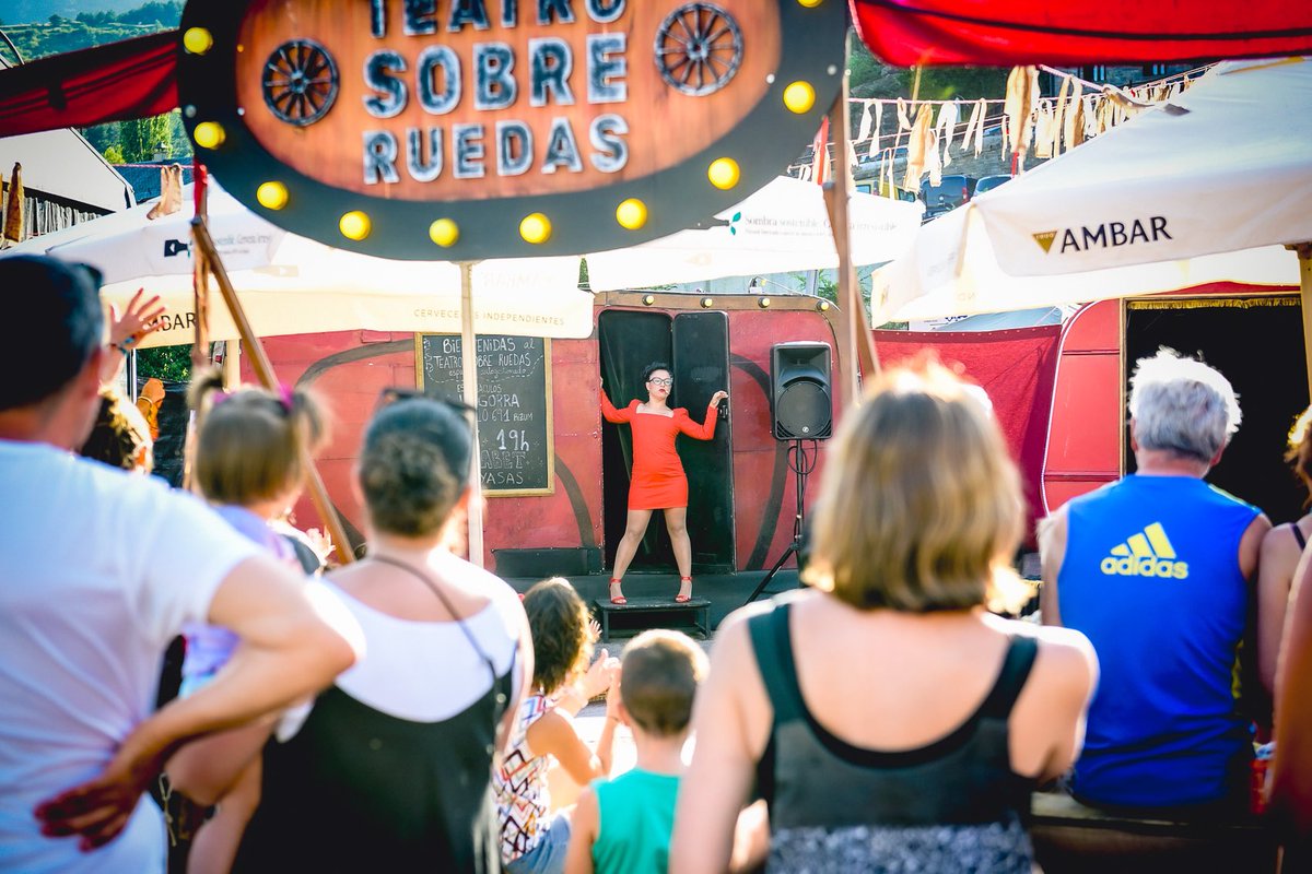 ¡Así de bien lo pasamos ayer con el Cabaret de Payasas en @teatrosobreruedas y la actuación de La Escritora Cautiva! 🎶🙌🏼