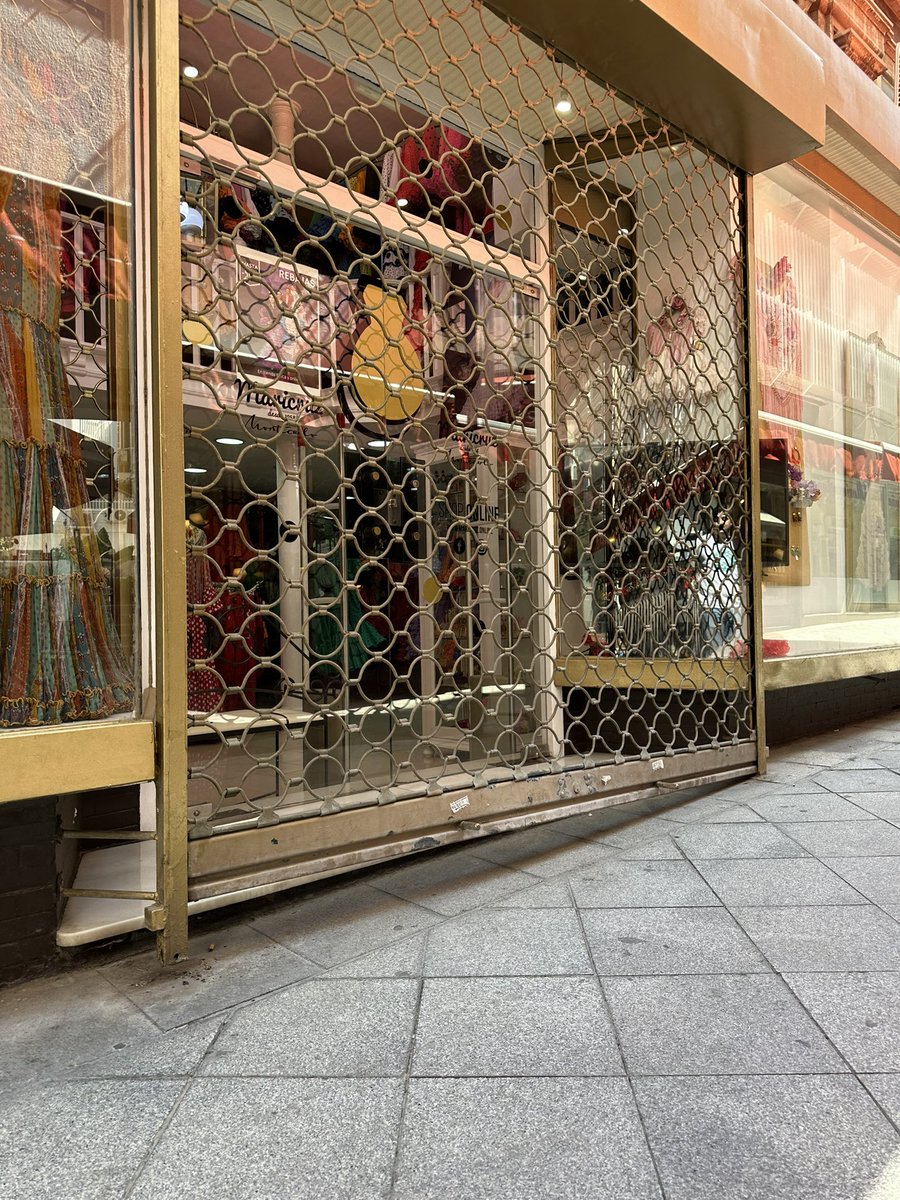 ❌NUEVO ROBO EN COMERCIOS DEL CENTRO. NECESITAMOS SOLUCIÓN POR FAVOR.  

<a href="/diariosevilla/">Diario de Sevilla</a> <a href="/abcdesevilla/">ABC de Sevilla</a> @elCorreoWeb @TvElCorreo <a href="/jlsanzalcalde/">José Luis Sanz</a>