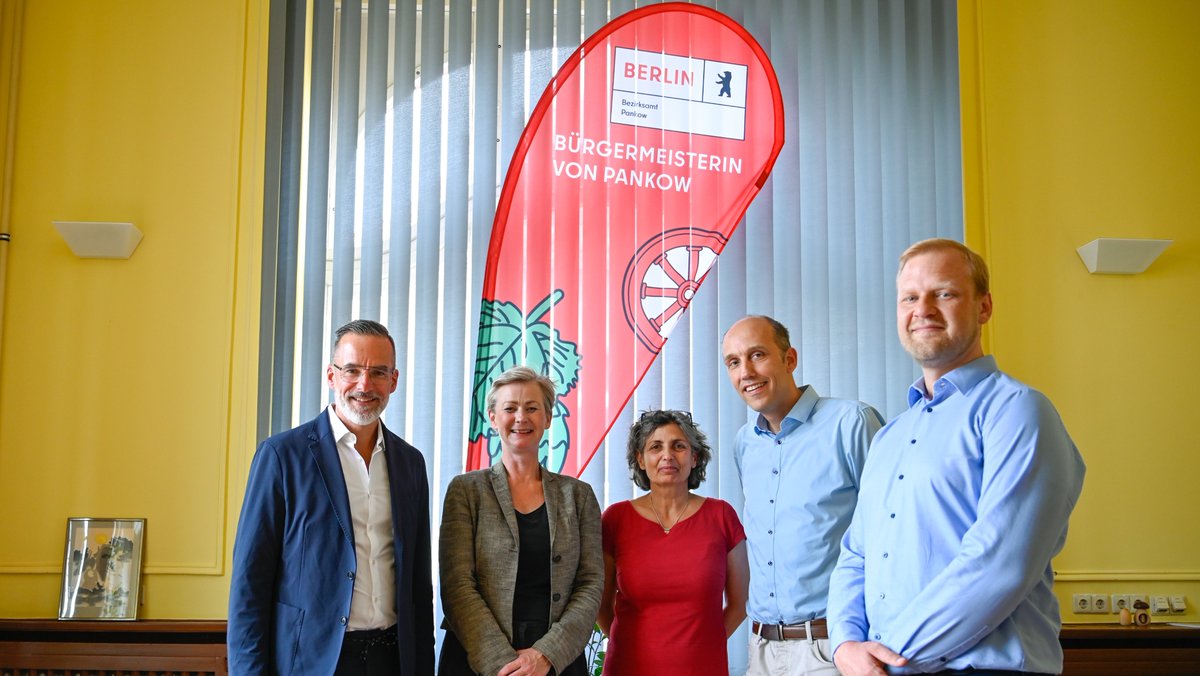 Bezirksamt Pankow (@ba_pankow) on Twitter photo Die Bürgermeisterin traf <a href="/BerlinPartner/">Berlin Partner</a>, CEO Stefan Franzke <a href="/docfranzke/">Dr. Stefan Franzke</a>, zu den Themen Förderung von Unternehmen bei der Ansiedlung in Pankow und Fachkräftegewinnung. Die Bürgermeisterin traf <a href="/BerlinPartner/">Berlin Partner</a>, CEO Stefan Franzke <a href="/docfranzke/">Dr. Stefan Franzke</a>, zu den Themen Förderung von Unternehmen bei der Ansiedlung in Pankow und Fachkräftegewinnung.