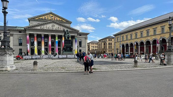ErnstvAll's tweet photo. Bekommt München einen zweiten Gärtnerplatz mitten in der Stadt?
Eine Wiese und gepflegte Blumenbeete, wie am Gärtnerplatz, ergänzt mit Bänken, würden gut auf den Platz #MaxJosephPlatz vor dem Nationaltheater in #München passen, findet Christoph Sattler.
https://t.co/iOSSw9M1EX https://t.co/EMvvf9nnrz