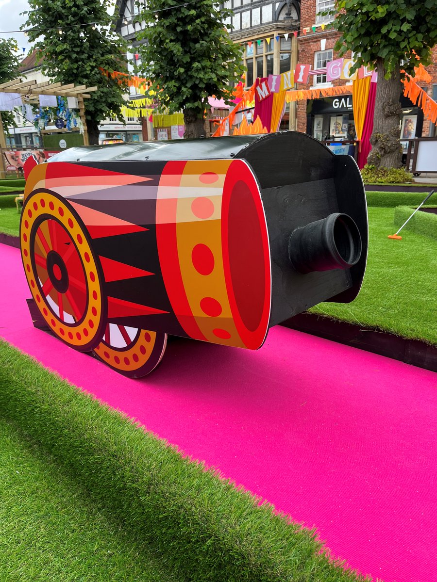 SalisburyCC's tweet image. Here's a sneak peak of Fayre on the Square before it opens tomorrow 😍!
Who's coming to the Guildhall Square for a game of mini golf, a relaxing drink at the Salisbury City Garden Bar or a tasty treat from the vendors?
Find all the details here 👉experiencesalisbury.co.uk/what-s-on/2023…