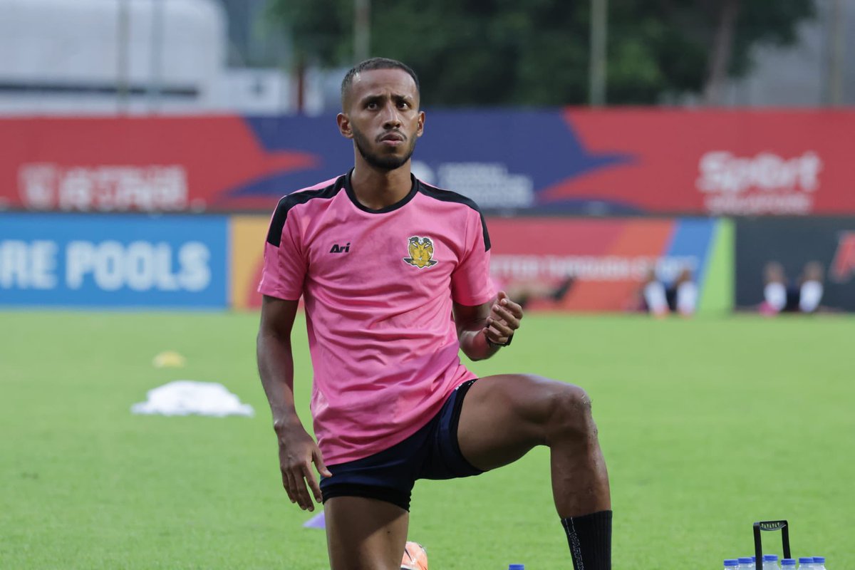HougangUnited's tweet photo. Let’s do this, Cheetahs! 💪
#HGFC #1H1H #SPL #BALHOU #CafeFootballSG #CareSingapore #Myprotein #MyproteinSingapore #thephysiocircle #speedfitsg #starbalmsg https://t.co/t4kNSIBpcr