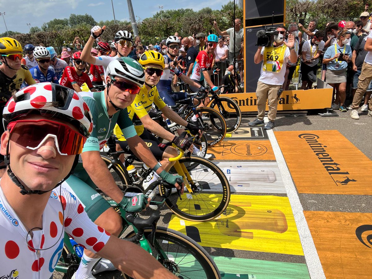 LeTour's tweet photo. #StartlineSelfie 

Everyone is looking 🎉
Tout le monde regarde la caméra !🎉

#TDF2023 https://t.co/VRMHP8IFWL