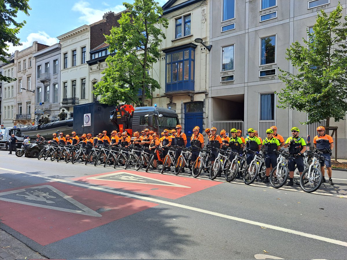 Ook de fietsteams maken zich vandaag op voor het nationaal défilé. #NationaleFeestdag #FeteNationale