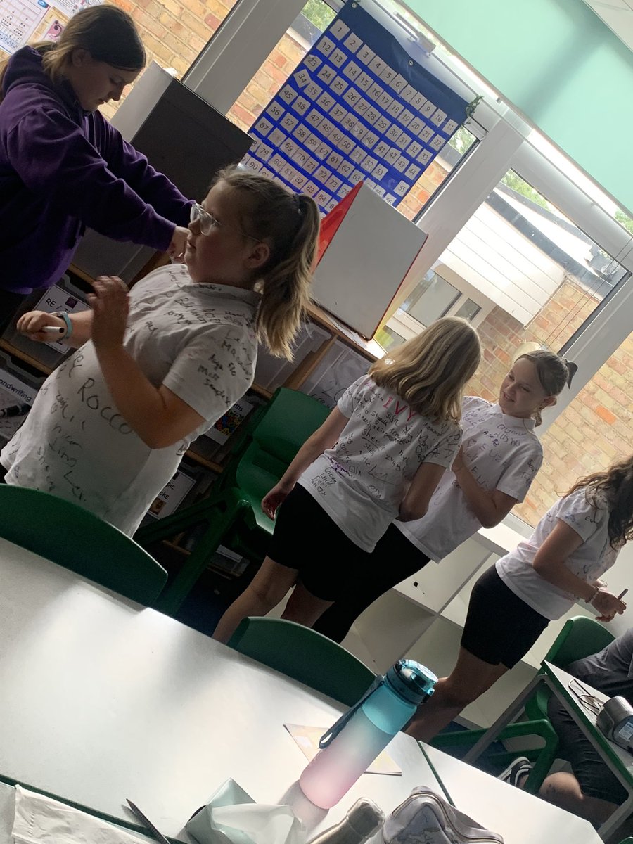ivingswood's tweet photo. Shirt signing  #onehourtogo https://t.co/HinqSeia2a