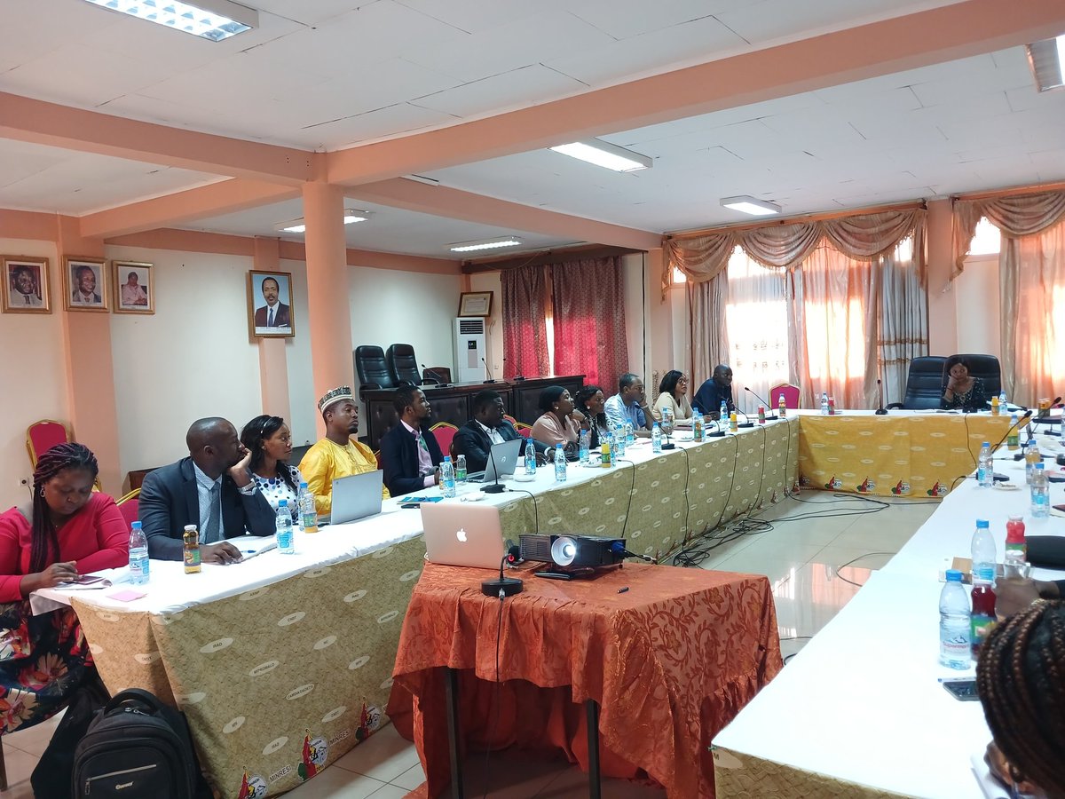 MINRESI_CM's tweet photo. Séance de travail technique en visioconférence entre Sébastien Cartier de l'Université Paris-Saclay et les 25 lauréats des bourses de mobilité pour l'année scientifique 2023-2024 octroyées au Cameroun par la France. https://t.co/MChe8flPvT