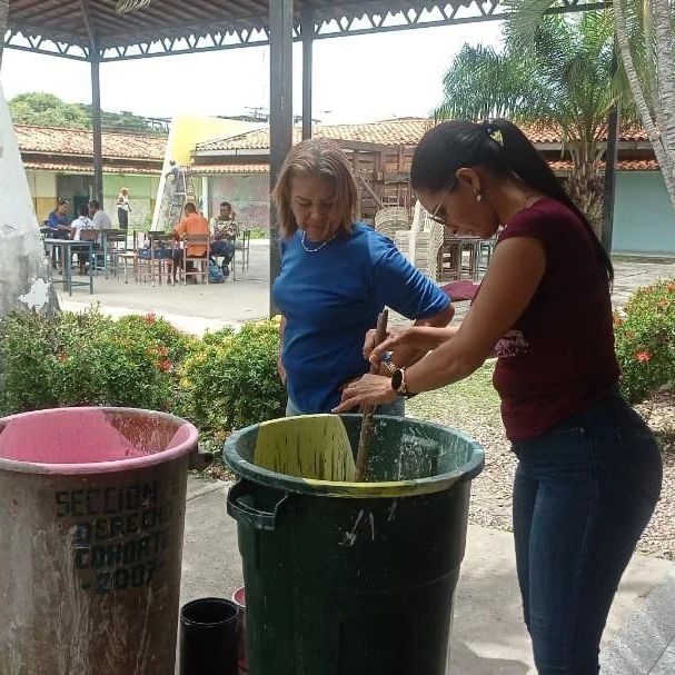 Y siguiendo con las orientaciones del Pdte @NicolasMaduro y finalizando el año escolar 2022-2023 las Bricomiles se despliegan a Biruaca con jornada de limpieza y embelleciendo de la EPB 'Héctor Vidal Benauco' @_LaAvanzadora @marys_orasma @ZE_Apure1 #PoesíaLenguajeUniversal