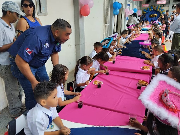 El Gerente Regional del @cnaeguarico Prof. Rómulo Verenzuela fue elegido Padrino del acto de Grado del J.I'José Félix Ribas' 👦🏼👧🎓. @NicolasMaduro @_LaAvanzadora @EliasEducacion1 @CDCEGuarico @vicent_carvajal @MPPEDUCACION #PoesíaLenguajeUniversal