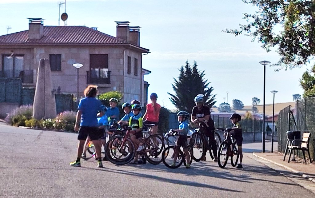 CCBurgales's tweet photo. L@s chic@s de la #EscuelaCCB siguen entrenando en vacaciones
Además de seguir reconociendo y rodando en el circuito de la próxima cita de la #CopaEscuelasRutaCyL en #Carcedo #Valmoral ayer practicaron ejercicios de habilidad en carrera tan necesarios como útiles 🍶🚴🏼♂️
#CCBurgales https://t.co/H2smY1ytE0