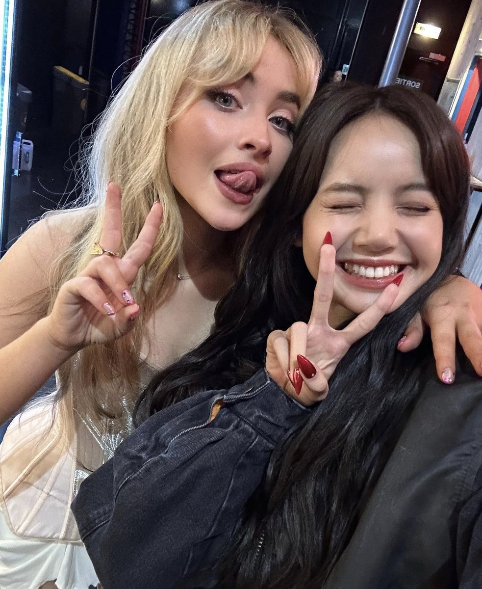 PopBase's tweet photo. BLACKPINK's Lisa shares a new selfie with Sabrina Carpenter via Instagram. https://t.co/34mkhUoxeC