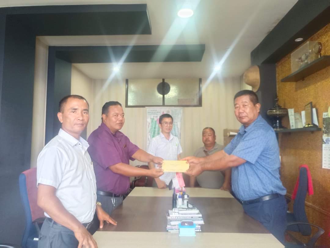 mizozeitgeist's tweet photo. The First Batch(1996-98)of Govt. Chaltlang Higher Secondary School,Aizawl Silver Jubilee Organising Committee today handed over Rs.20,000 contributed by Batch members to Central YMA to support the displaced Kuki-Zo tribals from #Manipur currently seeking shelter in #Mizoram. https://t.co/fQD8MCp5Uz