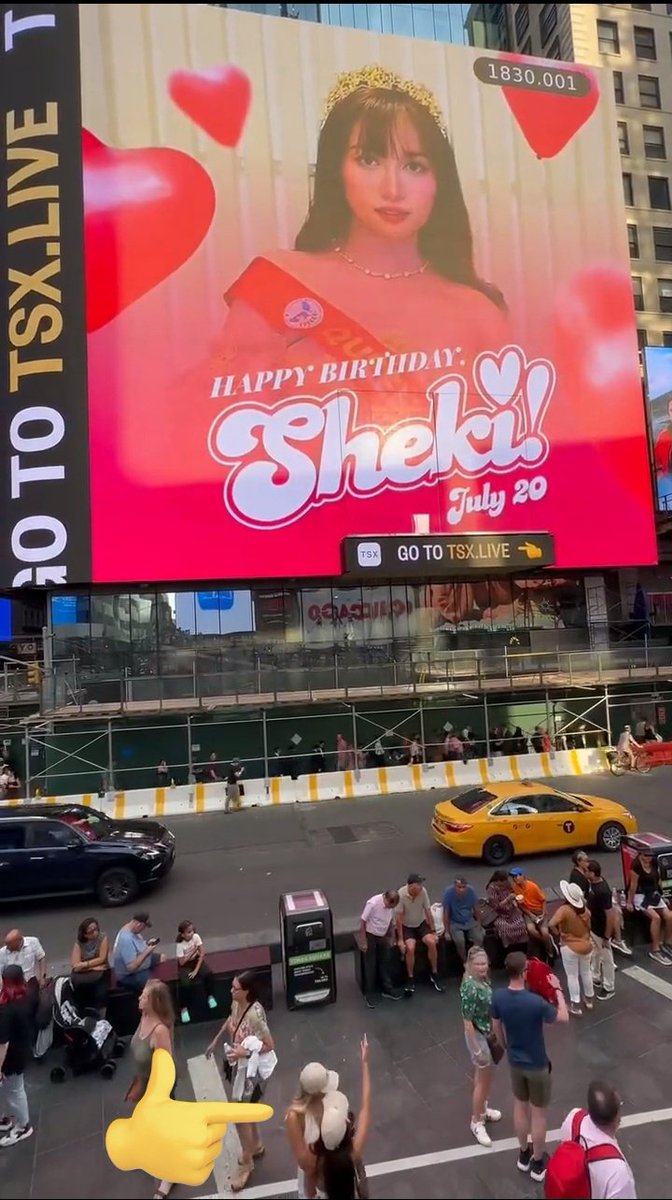 May dalawang babae ang nakapansin sa birthday billboard ni Sheki haha