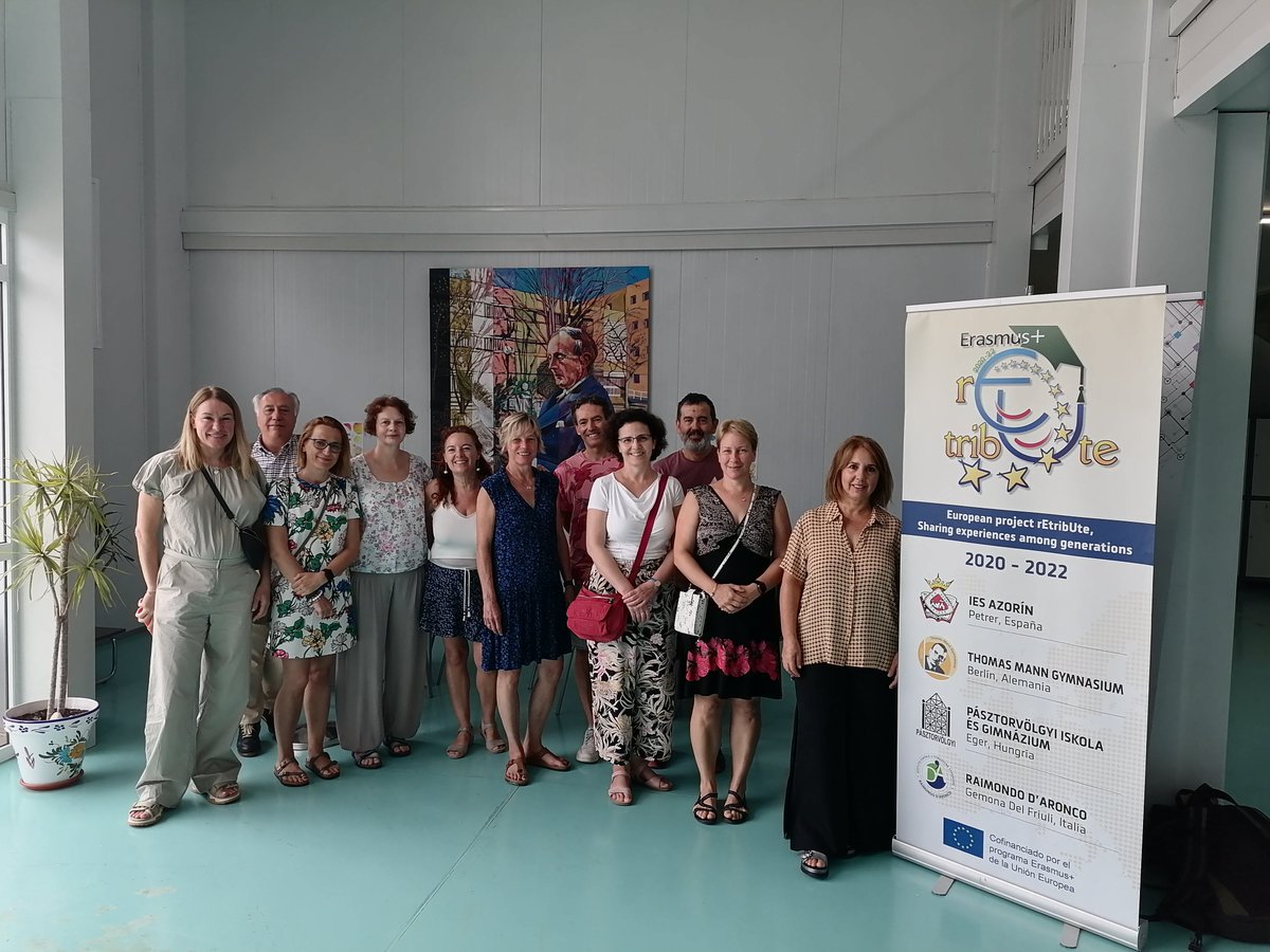 Edutilia's tweet photo. Julio. #IESAzorín #Petrer Con las aulas vacías recibimos a profesorado de nuestro proyecto #rEtribUte en su recta final Superando las dificultades de la COVID-19 ¡Quién hubiera adivinado que llegaríamos aquí! Pero llegamos 💪 🇪🇺🇩🇪🇪🇸🇭🇺 #ErasmusPlus #VeranoSEPIE @sepiegob https://t.co/FHTtDRJIoC