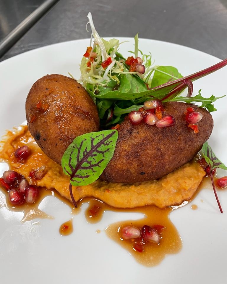 Another adventure into the kitchens of Emirates Stadium for some culinary wonders 👨‍🍳✨ 

Featuring a 🍖 Blush veal cutlet, 🌿 Herb crusted lamb cannon, 🎣 Cornish day boat Halibut and 🍠 Crispy lentil fritters.

<a href="/Arsenal/">Arsenal</a> ⚽

#DelawareNorthProud