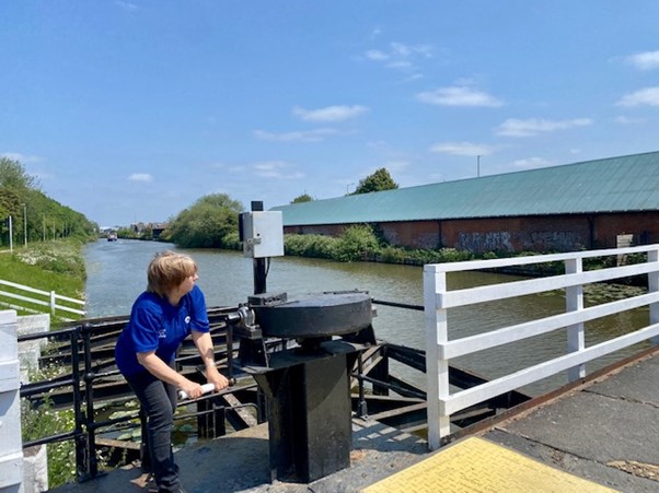 A huge thank you to all our Bridge Support Rangers on the #Gloucester &amp; #Sharpness Canal for #volunteering to open and close the bridges. Last month they kindly volunteered more than 180 hours!  #VolunteerByWater 🙏💙 📷Morwenna opening Hamsted Bridge
