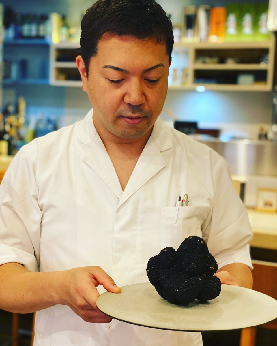 nikake5's tweet photo. 超特大！
ハンガリー産サマートリュフ

目の前で削りかける様子をご覧いただけます(カウンター席に限ります) https://t.co/poOY5I02LI