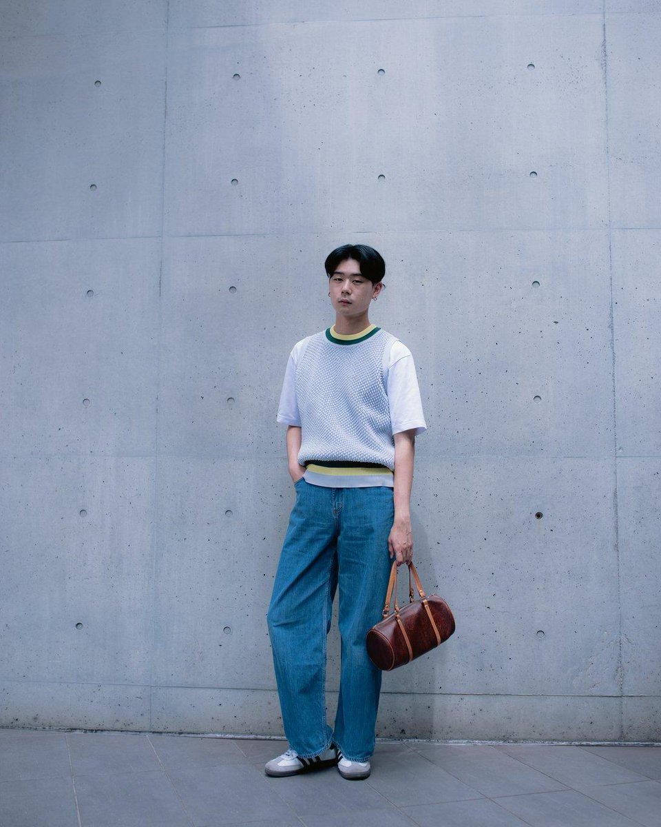 fashionsnap's tweet photo. 【スナップ】
名前: 占部雄飛
トップス: CFCL
ボトムス: COS
バッグ: ETRO
シューズ: adidas
ピアス: graey

https://t.co/hmATTorN4F https://t.co/hGHWMOkxi6