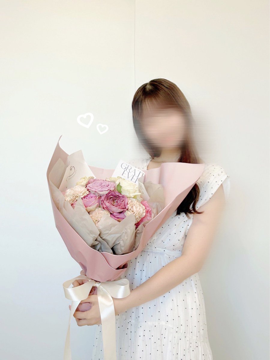 ____22nyan's tweet photo. #HLT5th キャンペーンに当選し、素敵なプレゼントをいただきました💐 大きな花束とにゃん様のサイン入りポストカード、とっても嬉しい😻これからもHerliptoについていきます🤍
#herlipto https://t.co/5WWIF6S497