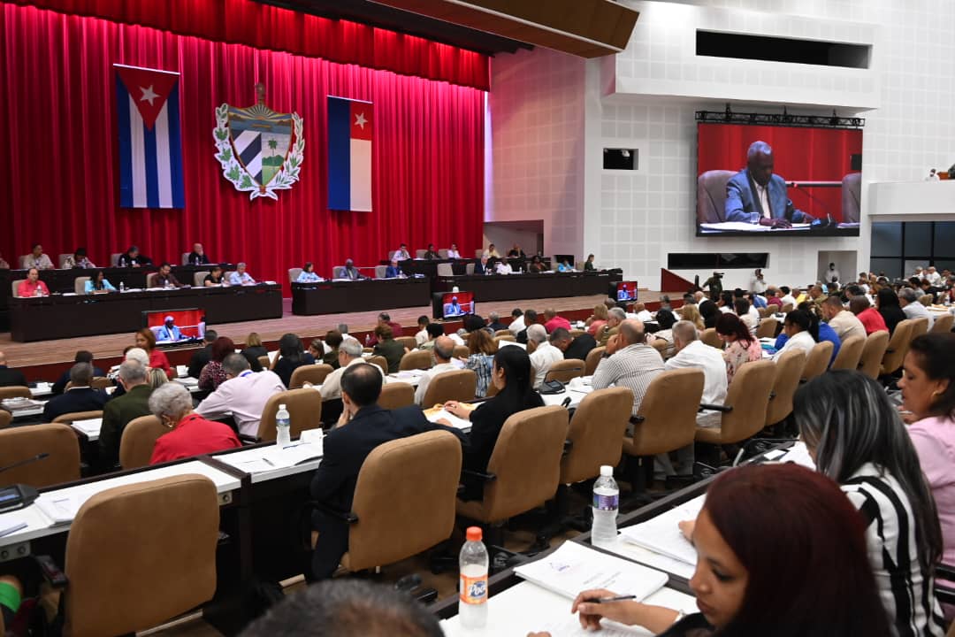 DiazCanelB's tweet photo. Hoy continuamos los análisis en la @AsambleaCuba. Los debates han sido fuertes y muy comprometidos con el futuro del país. Ese es el Parlamento que necesita #Cuba: crítico, reflexivo, aportador. Nuestro pueblo, al tanto por los medios de comunicación, mucho lo está agradeciendo. https://t.co/Rqrs3KAVfI