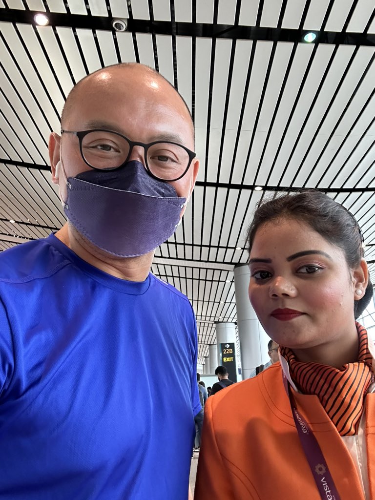 pdayco's tweet photo. Pratibha Pandey at Hyderabad Airport flying Vistara! https://t.co/6xFNFPKsgX