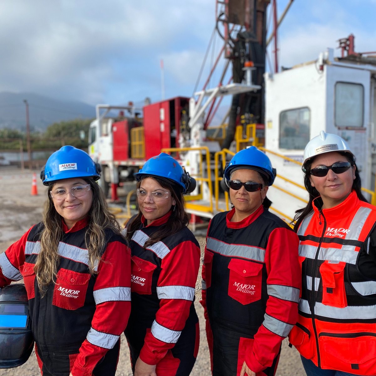 MajorDrilling's tweet photo. Ruth Patricia Alfaro Seura (⬅️), HSEC Assistant at #MajorDrilling Chile, takes educating & training teams about #criticalrisks seriously. She is one of several women at the branch making strides for #womeninmining, where #safety is a common value for all.
https://t.co/V6vtuaXsXF https://t.co/fiHwpePmC9