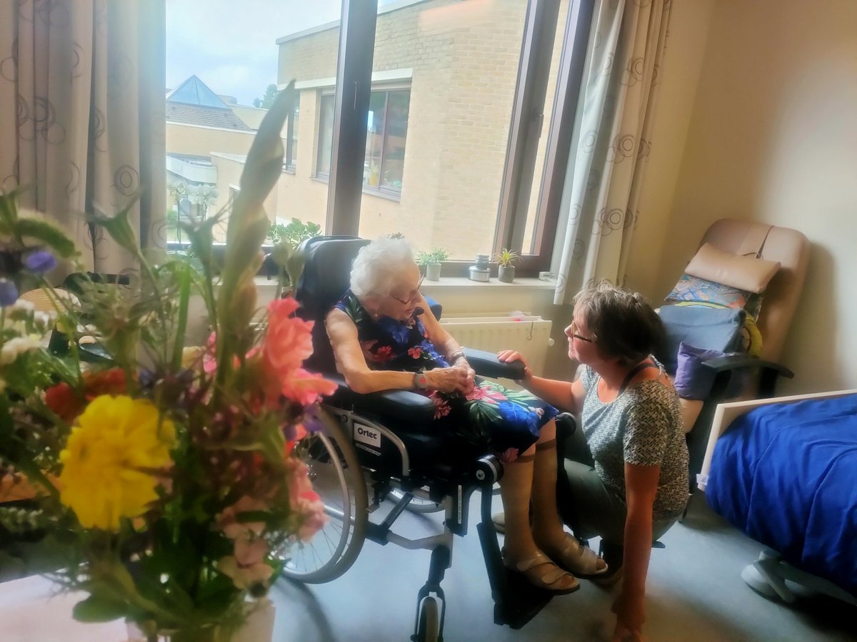 rob_televisie's tweet photo. Zorgboerderij en pluktuin Rimpeling uit Nieuwrode bezorgt sindskort ook boeketjes bloemen in woonzorgcentra. De bloemen zijn niet giftig, zodat ook dementerenden bloemen op hun kamer kunnen zetten. #robnieuws #robt https://t.co/y7DWJALRWs