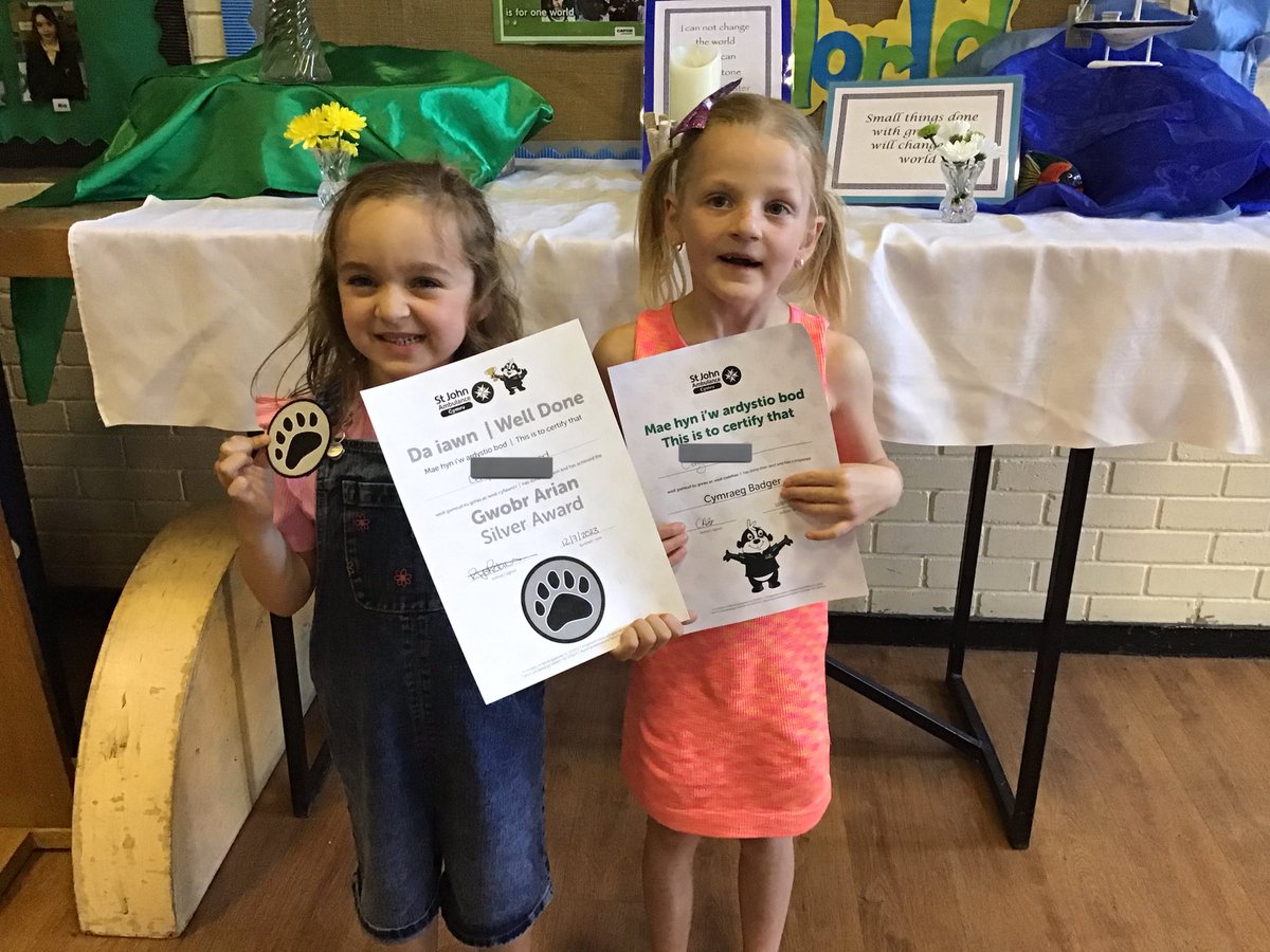 stwinsholywell's tweet photo. Tia has worked hard with St John’s Ambulance Cadets to achieve her ‘Celtic Pride’ and ‘Healthy and Active’ certificate. Freya and Cerys have also achieved their Badgers silver award and the ‘Cymraeg Award.’ ⭐️👏🏻🏴󠁧󠁢󠁷󠁬󠁳󠁿⛑️ https://t.co/f2keK4dwwW