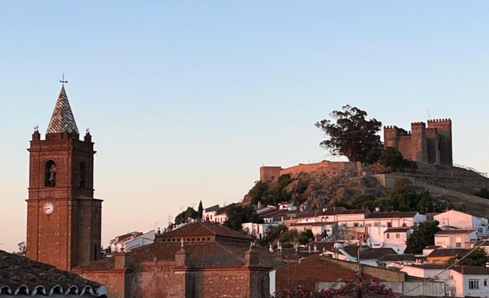 Cortegana_tur's tweet photo. Cortegana, vistas que enamoran 📷
#cortegana #pueblomagico #huelvamagica #vistasqueenamoran #destinosconencanto #turismorural #castillomedieval #pararespiraysientecortegana #sierradearacenaypicosdearoche https://t.co/pS91W1VHju