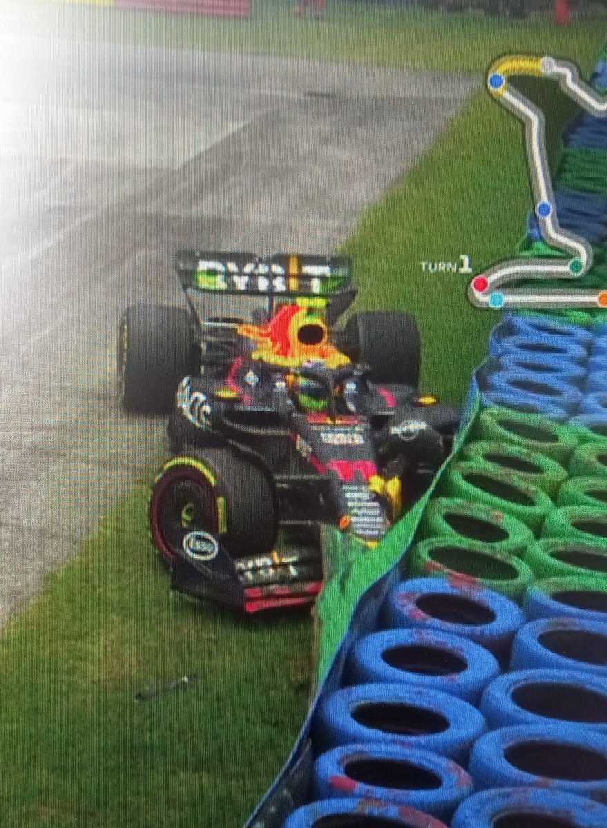 TomQuelcenez's tweet photo. 🚨 Drapeau rouge !
Sortie de piste de @SChecoPerez après 4 minutes dans les #FP1
#F1info #F1 #HungarianGP https://t.co/2FEIMbWfL1
