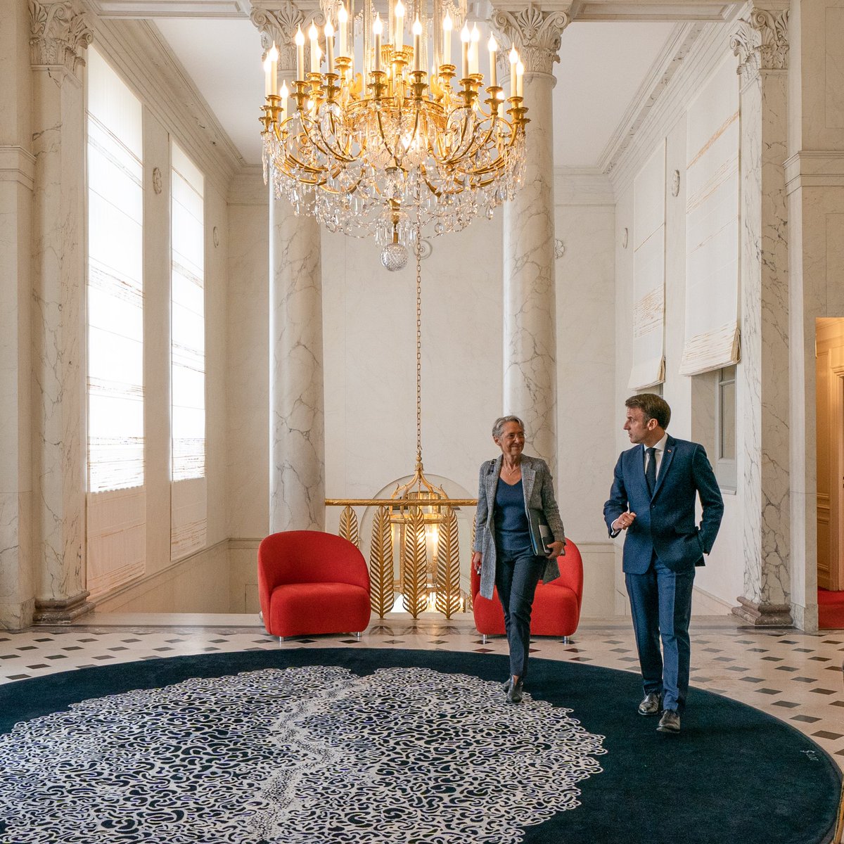 Depuis plus d'un an, ensemble nous avons avancé et mis en œuvre un programme sur lequel j'ai été élu par les Françaises et les Français.

C'est pourquoi, pour les temps qui s'ouvrent, en réaffirmant ma confiance à la Première ministre, je choisis la continuité et l'efficacité.