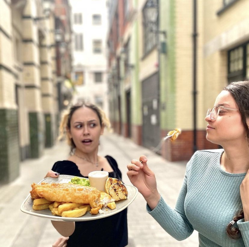 Hands up if you think someone else's chips are fair game...🙋‍♀️ 📸 The Clachan, Soho 🍽️ Our delicious Ocean Fish & Chips