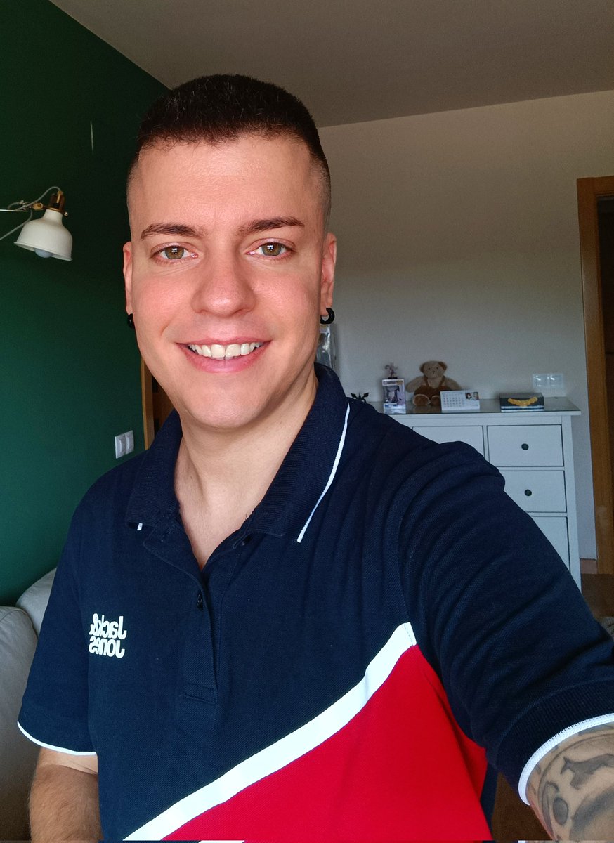 CarlesUPPL's tweet photo. New look para no morir con la cabeza abrasada.
Os deseo un #FelizViernes y que tengáis también de paso un #FelizFinDeSemana.
Pero sobre todo, que el calor no os nuble las ideas 🤣

#FelizViernesATodos
#FelizFinde https://t.co/uPHgsyjn7h