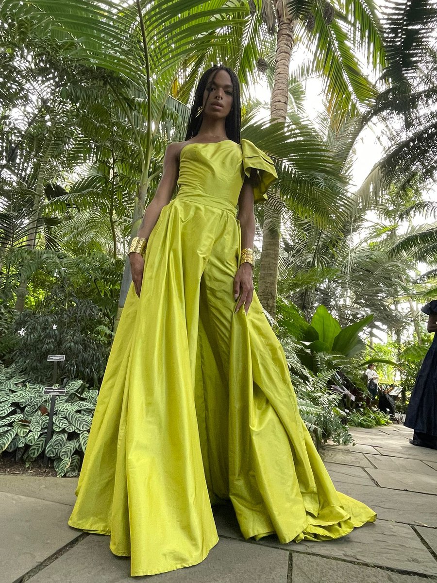 📸 @splitsecondmoments_
Designer @victorlopezny 
Jewelry @paolabaella 
Model Angel

NYBG Pride Celebration Event 
Fashion Runway Presented by @bronxfashionnyc 

#NYBG #pride2023 #bronxtourism #dominicandesigner #victorlopez #victorlopezny #vldesignsny