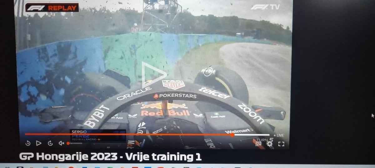 Perez zet m in de eerste ronde vd vrije training in de banden 😳😳😳. Ik zeg, Nyck de Vries erin! #GPHongary #F1Hongarije #F1redbull