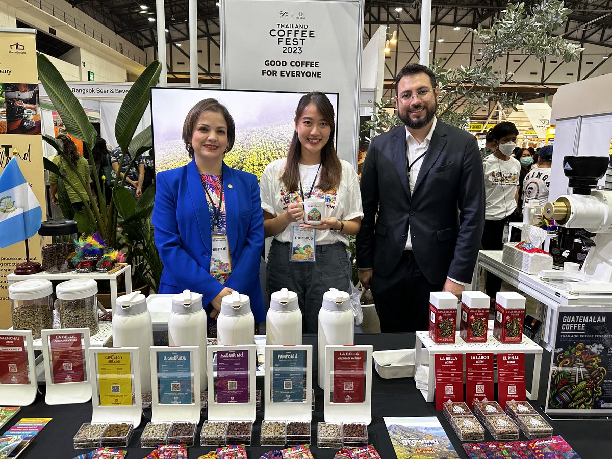 Durante el evento, se contó con la participación de tostadores y baristas reconocidos tailandeses reconocidos, quienes utilizaron muestras de distintos cafés guatemaltecos para las diferentes actividades y competencias que se realizaron.
<a href="/MinexGt/">MINEX Guatemala 🇬🇹</a> <a href="/MINECOGT/">Ministerio Economía</a> #selloblancogt