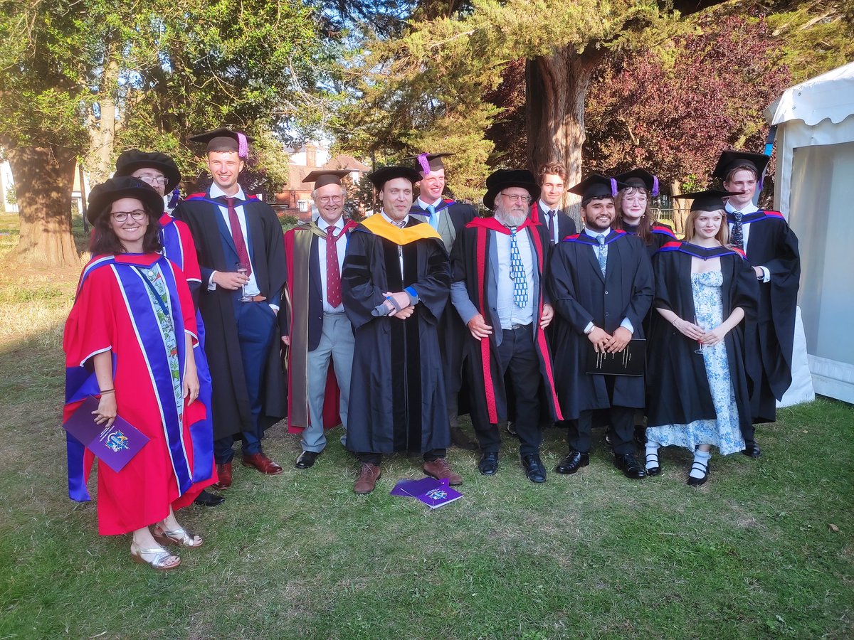 Extremely happy to see my brilliant OCE palaeo-students graduate on Wednesday ❤️ It has been a challenging year for me, but you made it all worthy! 🦕🦖🔬🥂 Cheers to all of you! (and yes...I know I am wearing the wrong gown 🤣) @UOP_SEGG @UoP_Palaeo @portsmouthuni