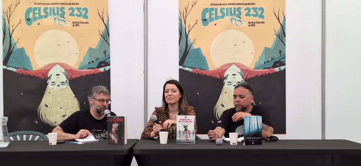 Y cerramos la mañana con <a href="/Relatos_Terror/">Angela Pinaud</a> y <a href="/apachelibros/">apachelibros 🌈</a> presentando sus libros en #celsius2023 con <a href="/JorgeIvanArgiz/">Jorge Iván Argiz</a>