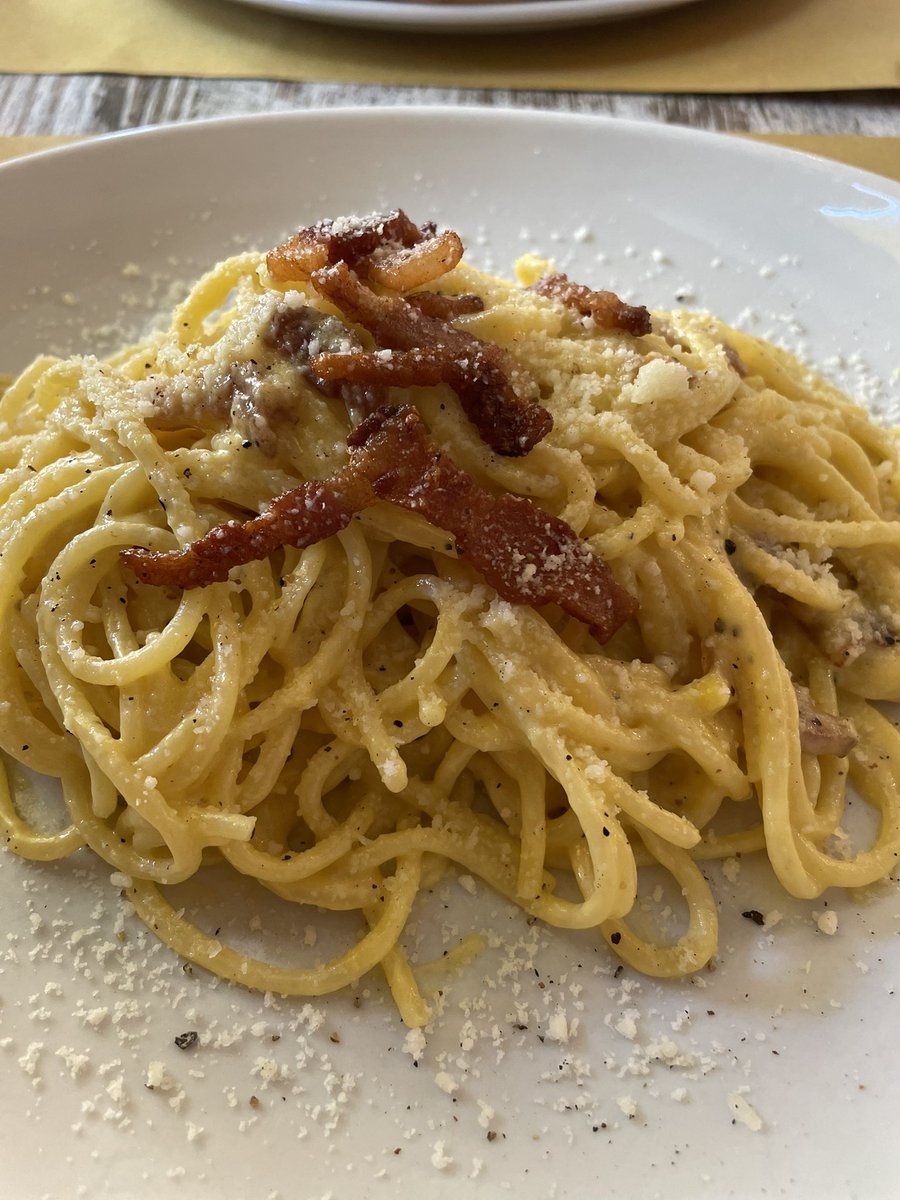 vt_marta's tweet photo. @nytimes The real carbonara. Just ate it last week in Rome🇮🇹. https://t.co/iz2RaFvQII