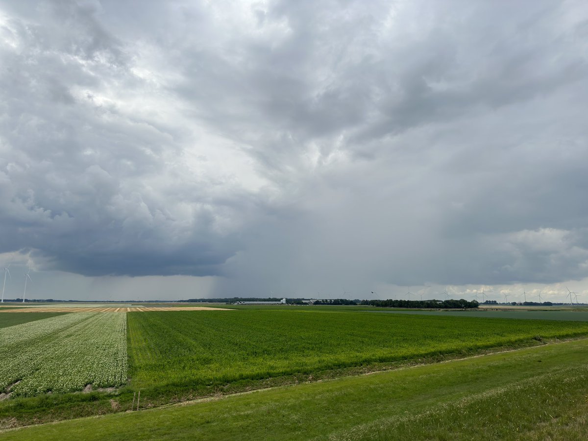 Er hangt wat in de lucht tussen Dronten en Swifterbant. De graanoogst gaat gewoon door. <a href="/FlevolandWeer/">Flevoland Weer</a> <a href="/weermanrobert/">➡️ Robert de Vries</a>