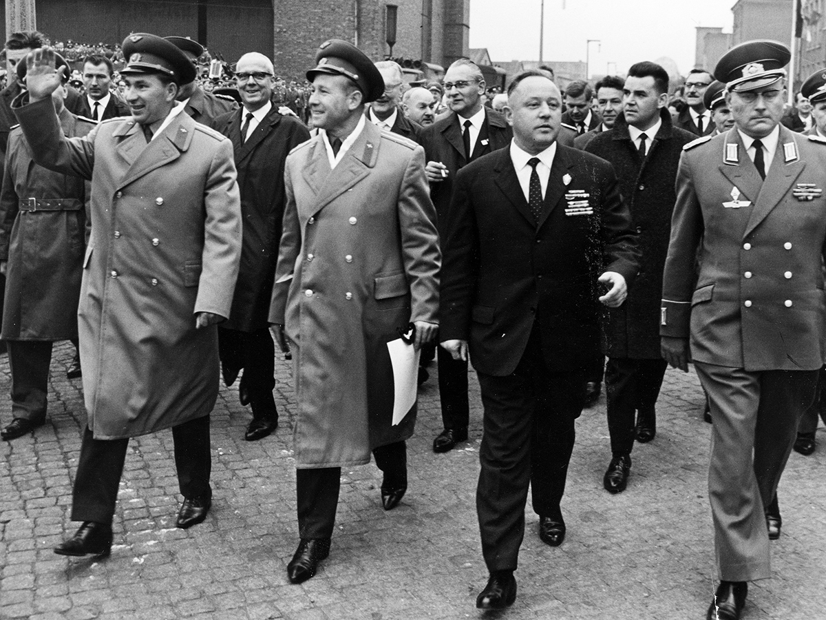 StasiArchiv's tweet photo. #EYASpace 1965 besuchten die Kosmonauten Beljajew & Leonow nach ihrem #Weltraumflug Berlin. Im Ostteil der Stadt stand u.a. ein Empfang beim MfS auf dem Programm. Auch in West-Berlin machten sie Halt, wo die Stasi antikommunist. "Provokationen" ausmachte: https://t.co/AsntzF8fkm https://t.co/v9oJ55n1c6