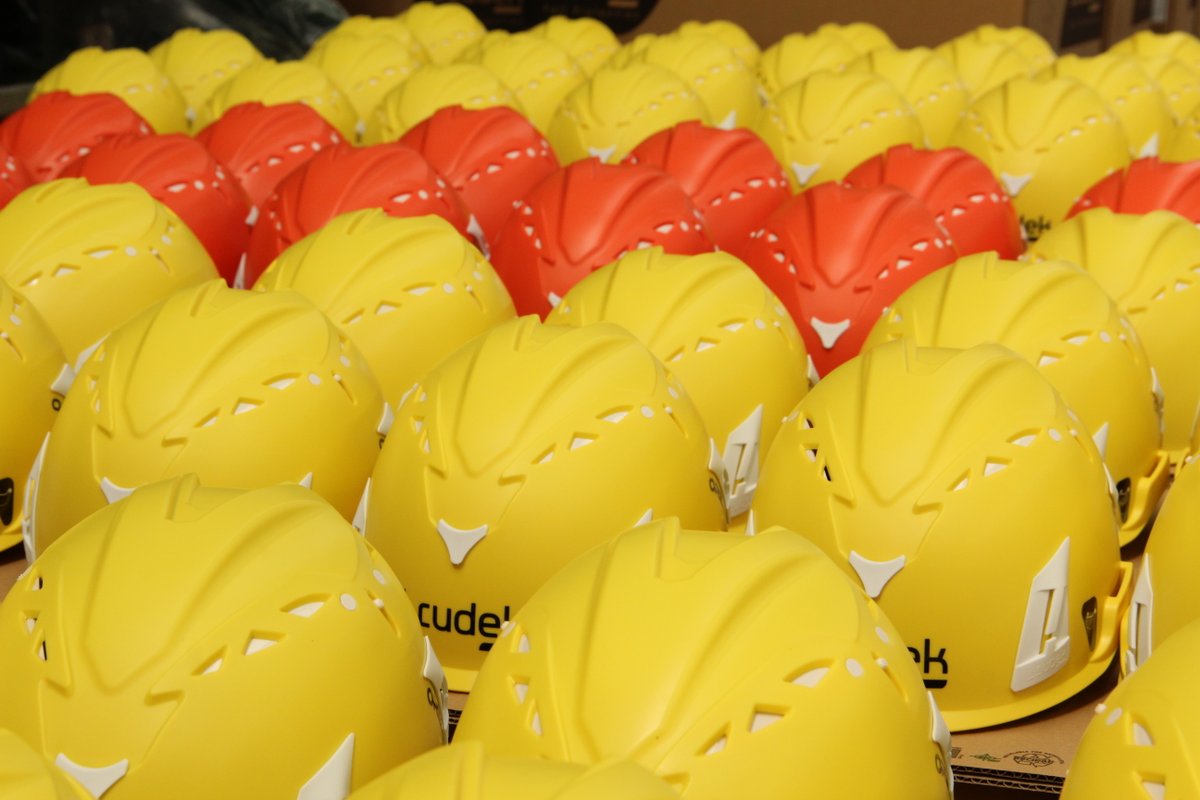 Además de ser fabricantes de ropa de trabajo, comercializamos Equipos de Protección Individual de diferentes proveedores. ¿Qué necesitas? motivacee.es/contacto