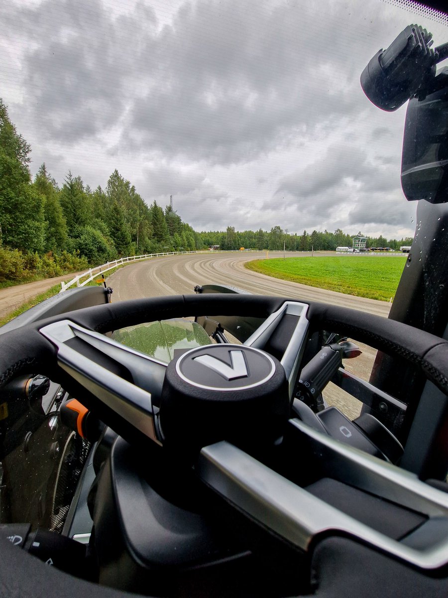 Ravipäevä <a href="/VieremanRavit/">Ylä-Savon Hippos</a> 
Epävakaista: Suattaapi sattaa tae sitten ei.

Pinta vielä napakka, mutta avataan lähempänä raveja mikäli keli antaa myöten.

Ok rata, kaikki balanssit mahdollisia. 

#ravit #valtra